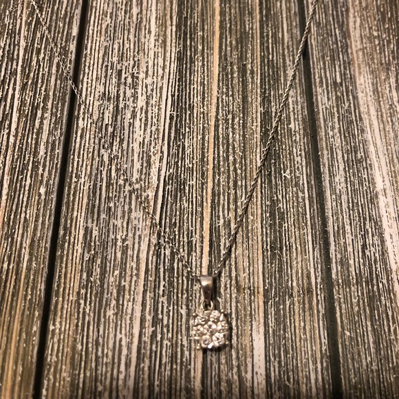 Cluster diamond necklace - Picture 3 of 9